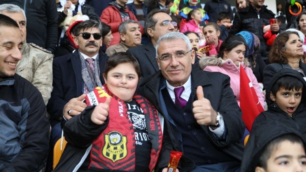 Başkan Güder, YMS-Keçiörengücü Maçını Özel Çocuklarla Birlikte İzledi