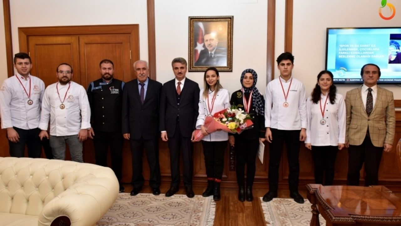 Vali Baruş, Madalya Kazanan Öğrencileri Makamında Ağırladı