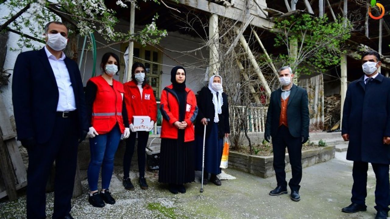 Başkan Çınar, yaşlı vatandaşları ziyaret etti