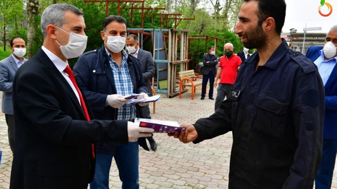 Yeşilyurt’un Merkez Ve Kırsal Bölgelerinde Maske Dağıtımı Hız Kazandı  