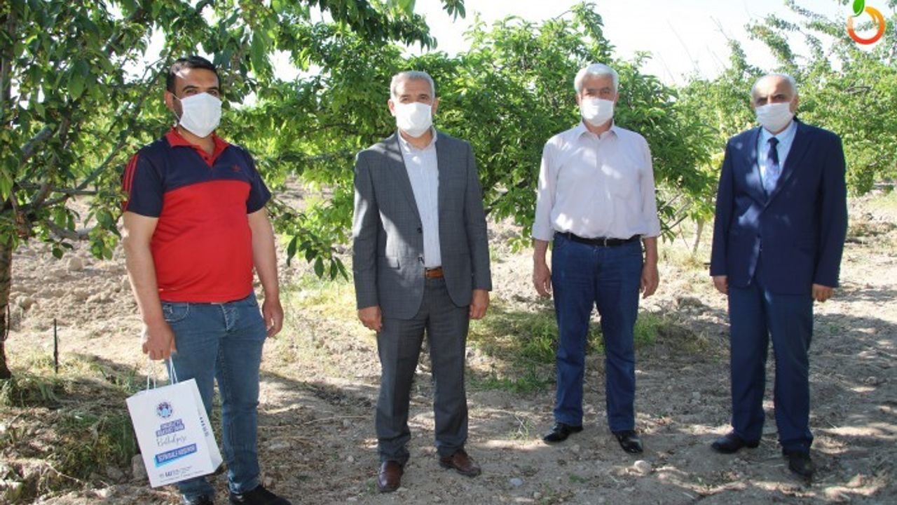 Başkan Güder, Çiftçilerin Gününü Tarlada Kutladı