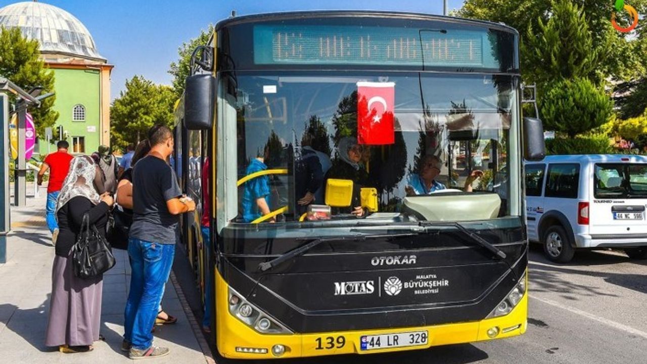 Toplu taşımada yüzde 50 yolcu taşıma sınırlamasını kaldırdı