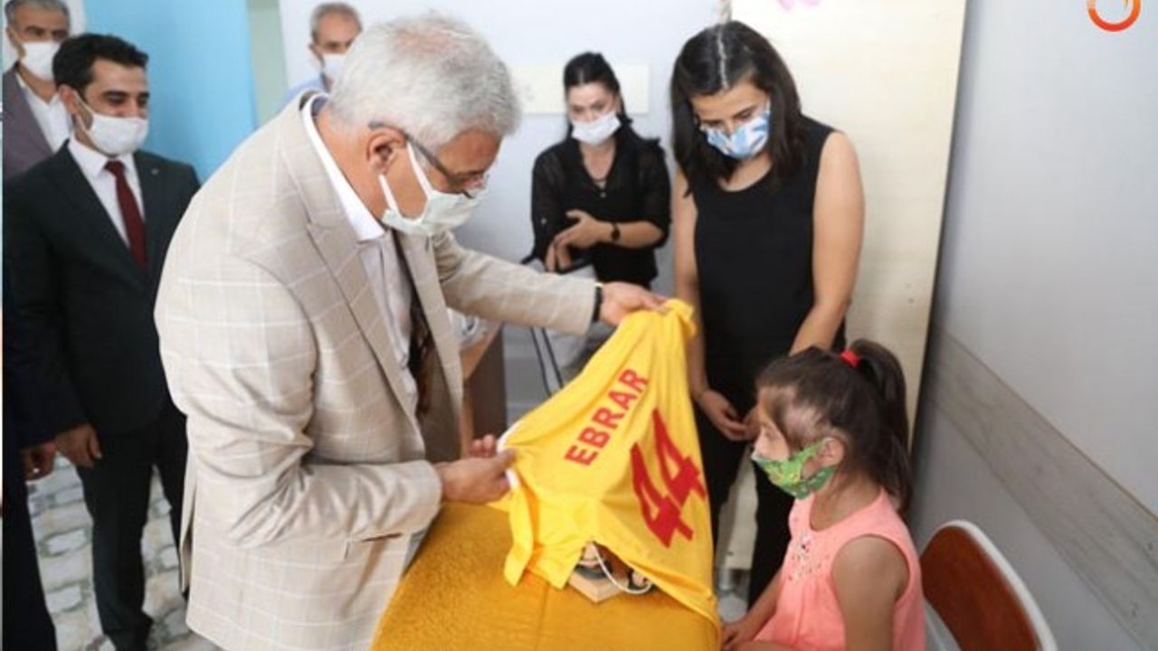 Başkan Güder, Öğrencilere Kayısı Ve Dezenfektan Vererek, Forma Hediye Etti