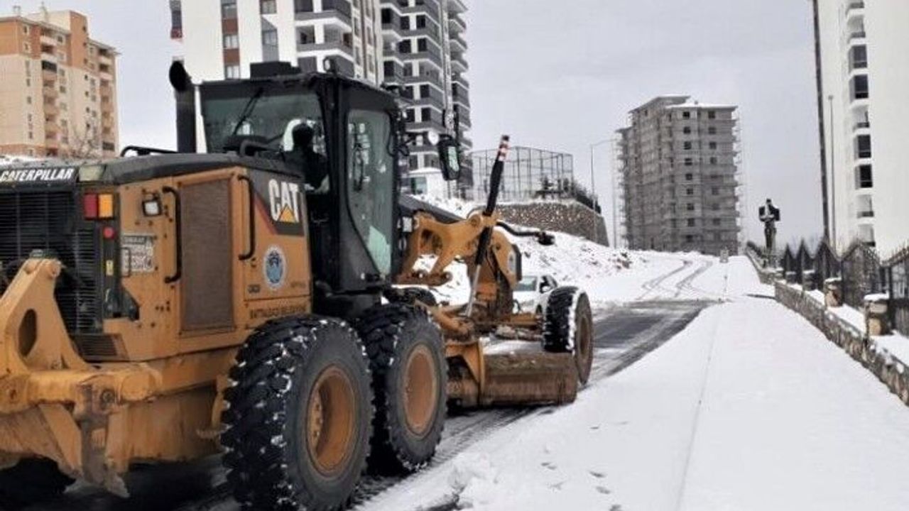 Battalgazi'de karlı yollar temizleniyor