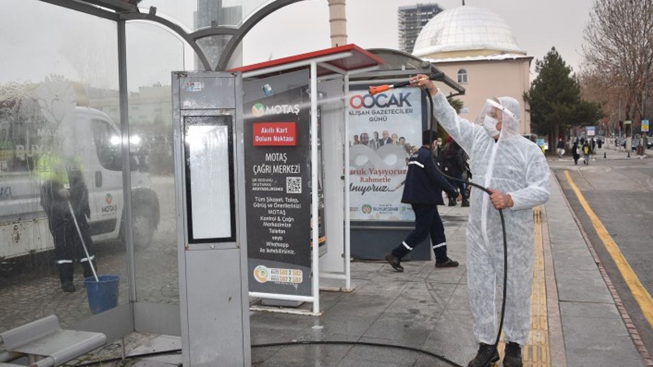 488 Otobüs Durağı Ve 58 Trambüs İstasyonu Düzenli Olarak Temizleniyor