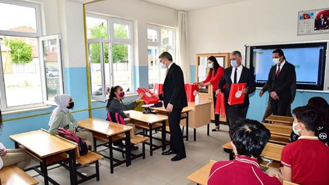 Vali Baruş, Ortaokul Öğrencilerine Yardımcı Kaynak Kitap Dağıttı