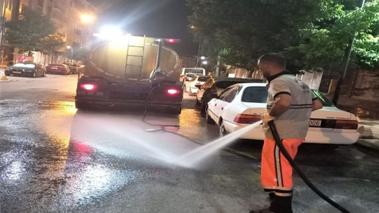 Battalgazi Belediyesi Temizlik Ekiplerinden Gece Mesaisi