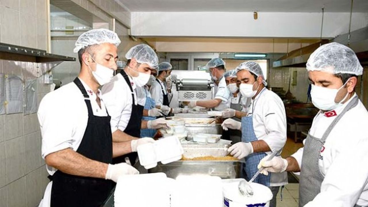 Büyükşehir Belediyesi 4 Bin Kişiye Sıcak Yemek Dağıtıyor