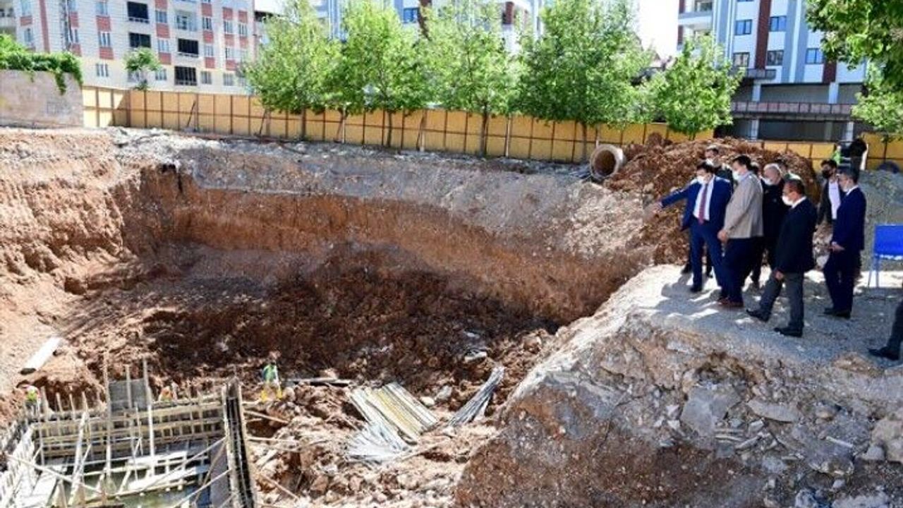 Kernek Meydanı Yeniden Ayağa Kalkıyor