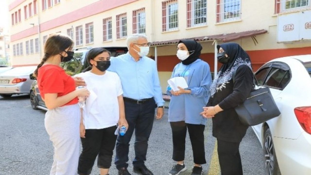 Başkan Güder, YKS'ye giren öğrencileri yalnız bırakmadı