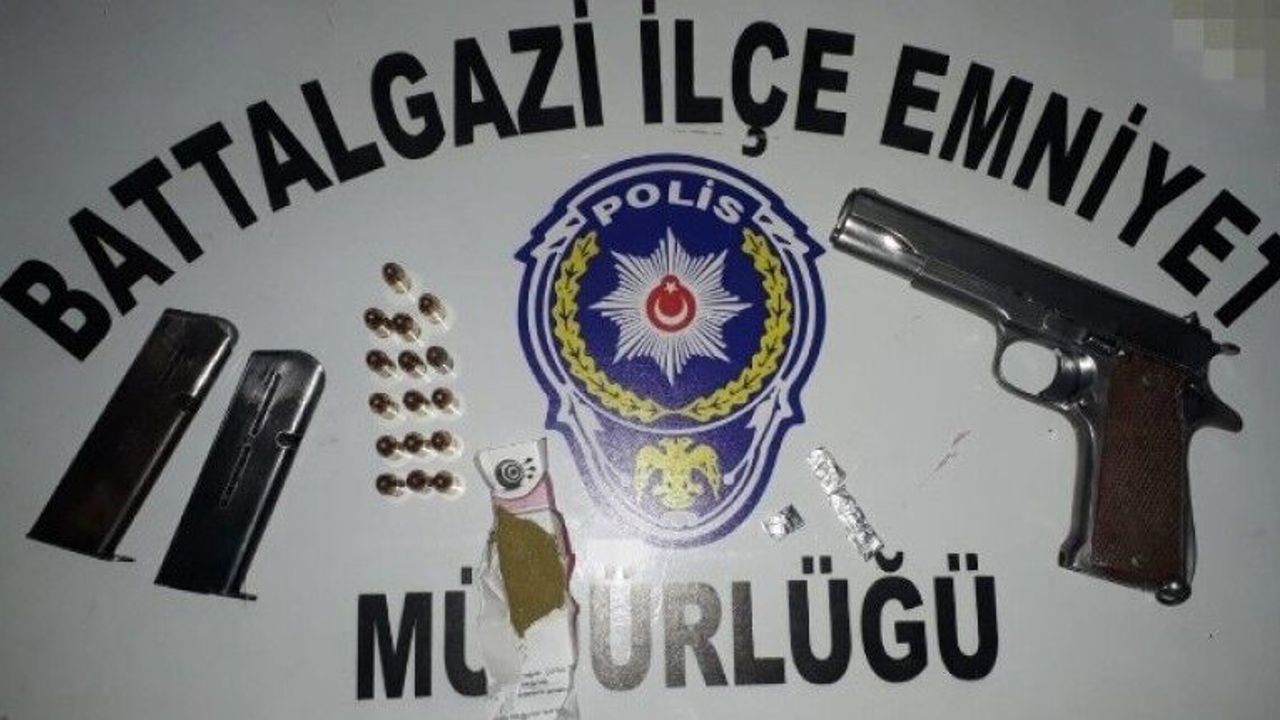 Durdurulan araçta  silah ve uyuşturucu çıktı