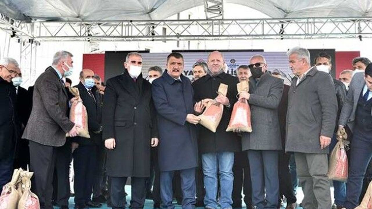 Çiftçilere buğday ve arpa tohumu dağıtımı yapıldı