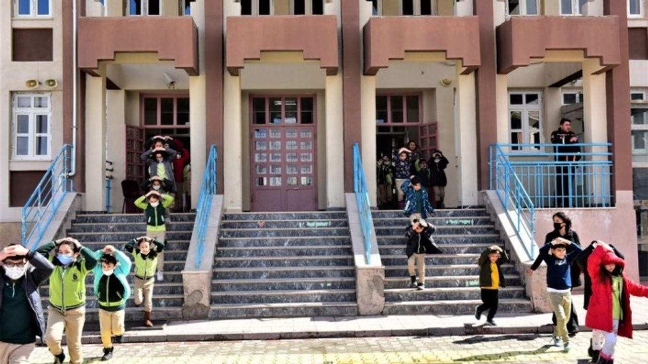 81 İl İle Birlikte Malatya’daki Okullarda Deprem Tatbikatı Yapıldı 