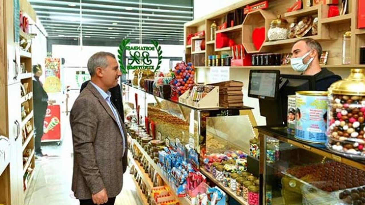 Başkan Çınar, İlçedeki Esnaf Ve Mahalle Sakinlerinin Talepleri Yerinde Dinliyor