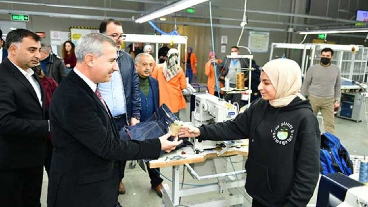 Emekçi, Özverili Ve Fedakâr Kadınlarımız, Başımızın Tâcıdır