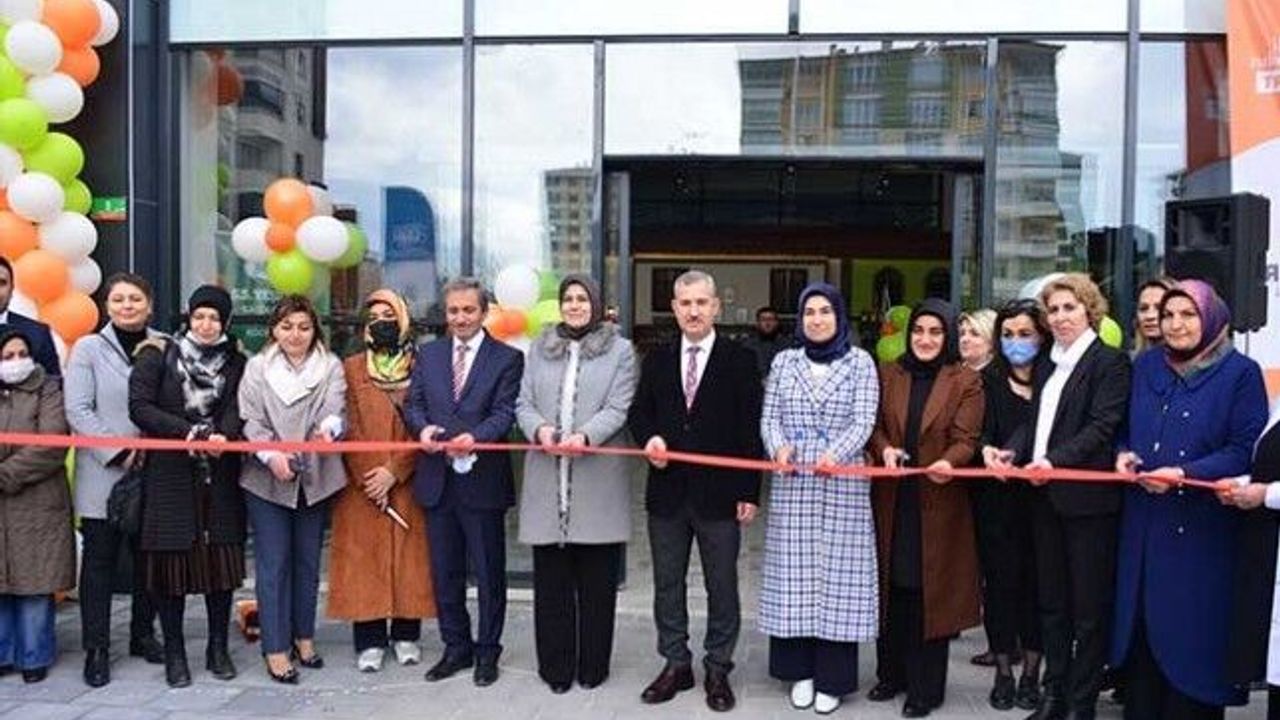 ‘Yöresel Ürün Satış Ve Kafe’ Yeşilyurt Belediyesi Semt Pazarında Hizmete Girdi.
