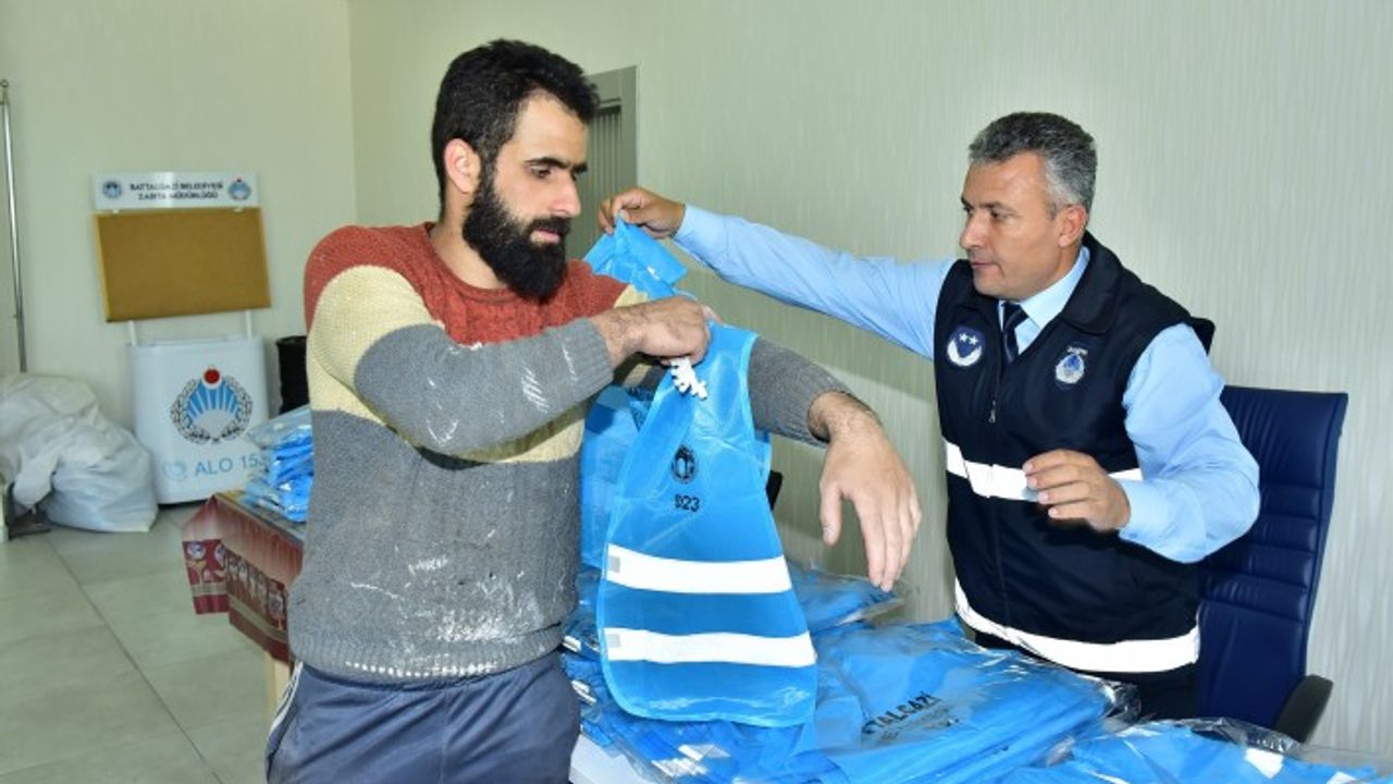 Hurda ve Kağıt Toplayıcıların Yaka Kartları Çıkarıldı