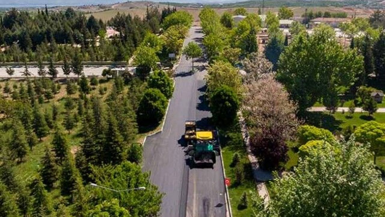 Şehir Mezarlığı’nda Asfalt Çalışması Yapılıyor