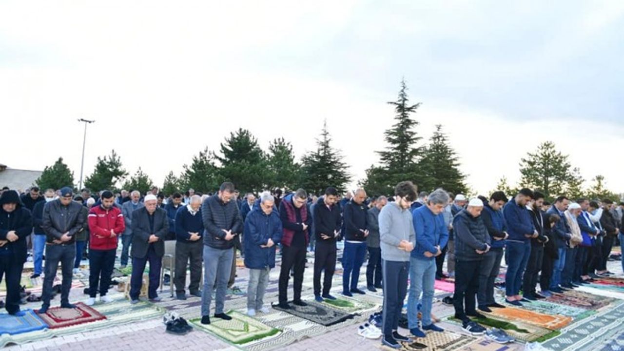 Yeşilyurt Gedik Namazgâh Alanı Bayram Namazında Yine Doldu Taştı
