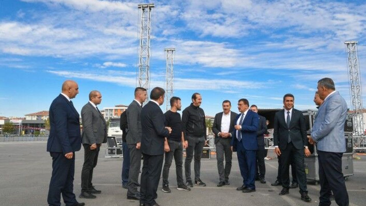 Başkan Gürkan, açılış töreninin yapılacağı alanda incelemelerde bulundu