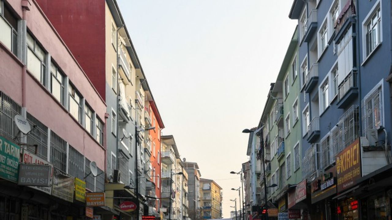 Cephe giydirme ve sokak sağlıklaştırma çalışmaları devam ediyor 