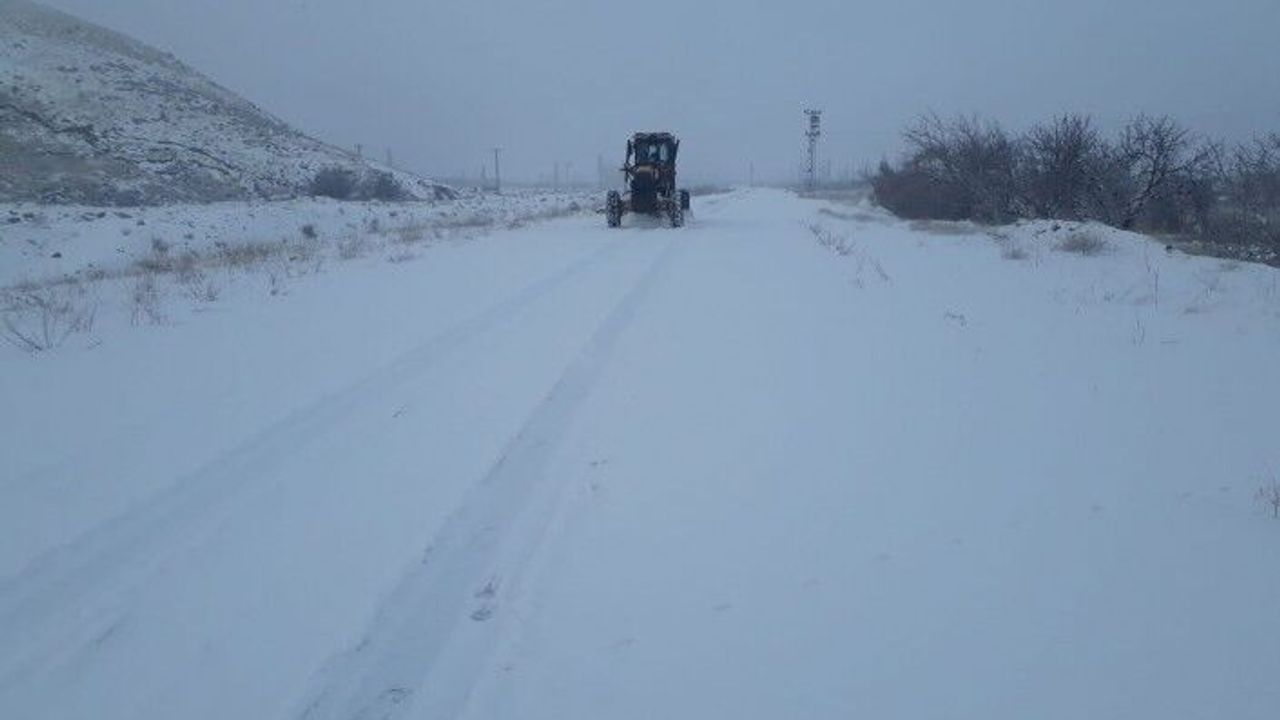 Büyükşehir Ekipleri Karla Mücadeleyi Sürdürüyor