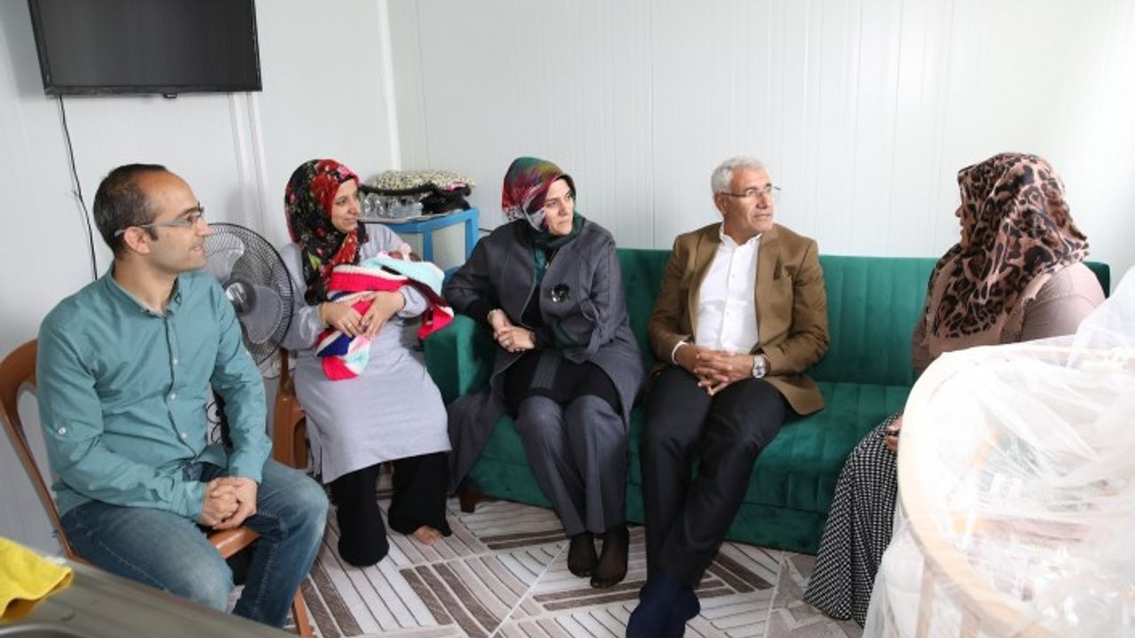 Başkan Güder, Bebek Sevinci Yaşayan Depremzede Aileyi Ziyaret Etti