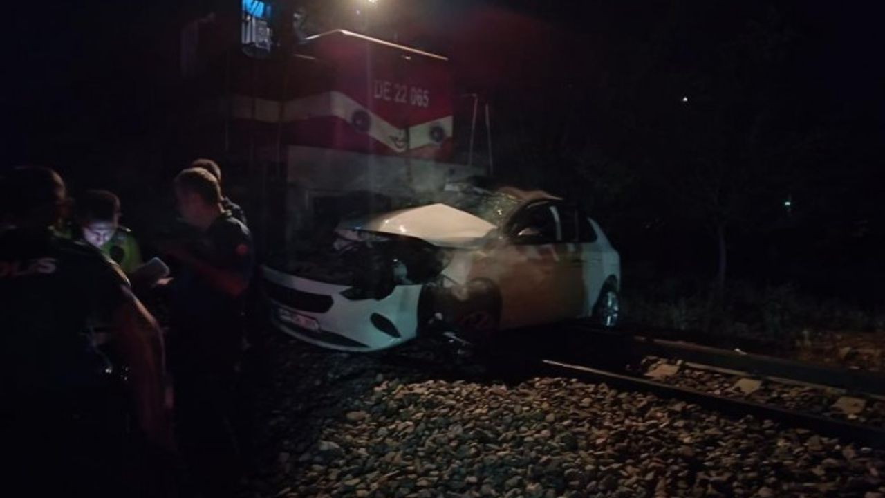 Malatya'da Yolcu Treni Otomobile Çarptı: 1 ölü