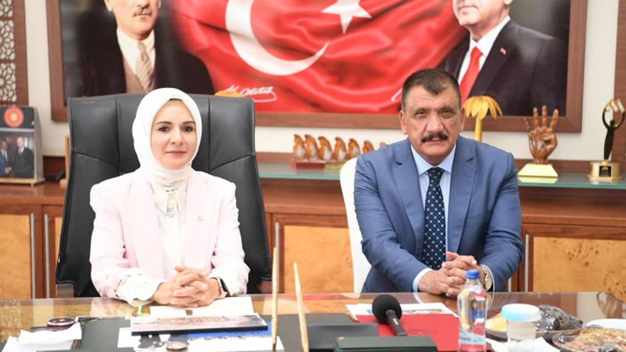 Bakan Göktaş, Büyükşehir Belediyesi’ni Ziyaret Etti