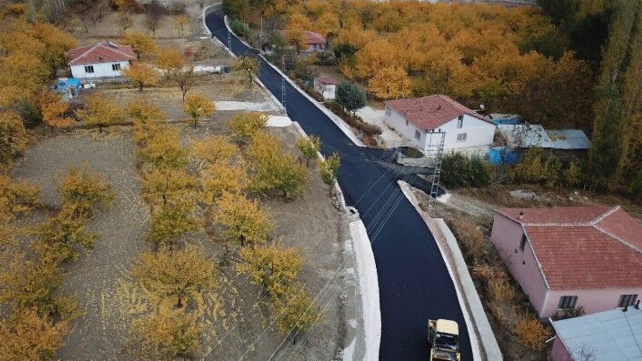 Deprem Sonrası Bozulan Yollar Yenileniyor