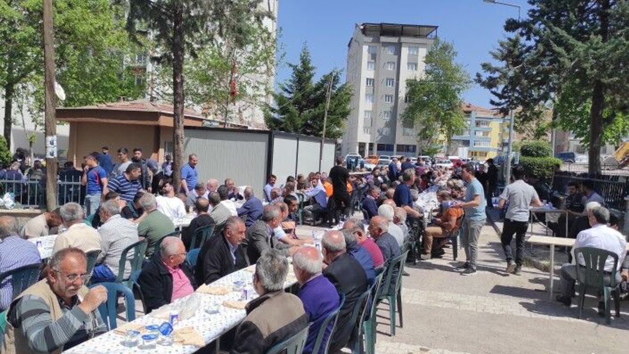 Muhtar Özdemir,  Mahalle Halkına Yemek İkramında Bulundu