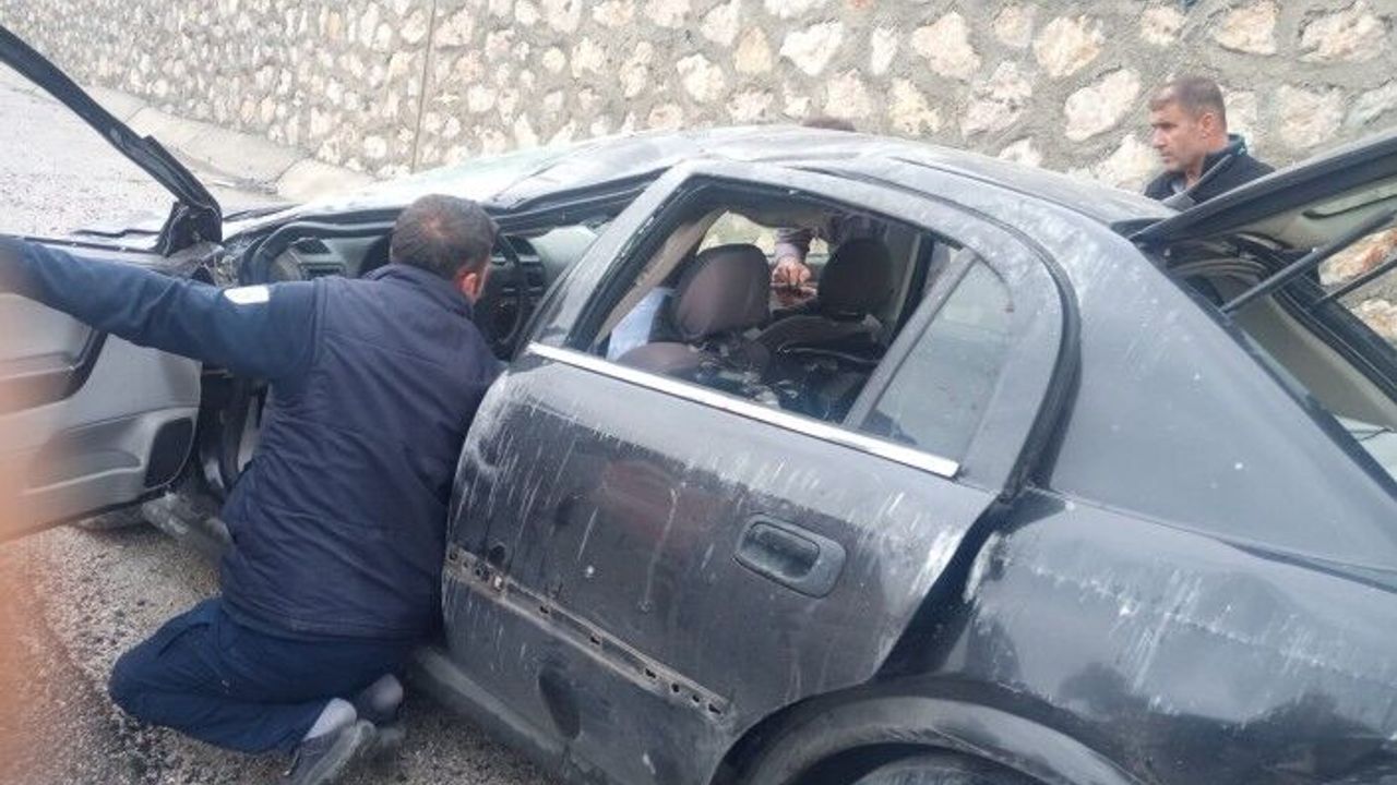 Malatya'da otomobil istinat duvarına çarptı