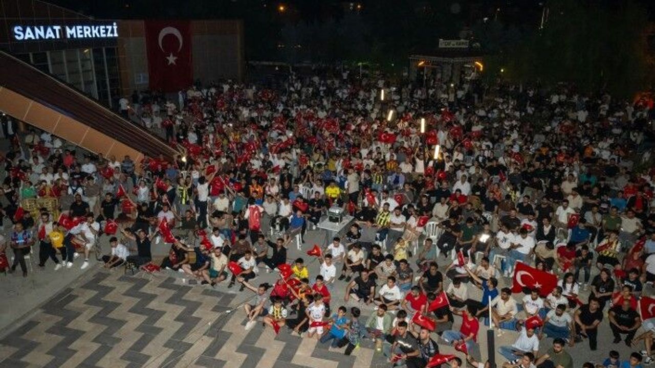 Çeyrek Finalin Heyecanı Sanat Sokağında Yaşandı