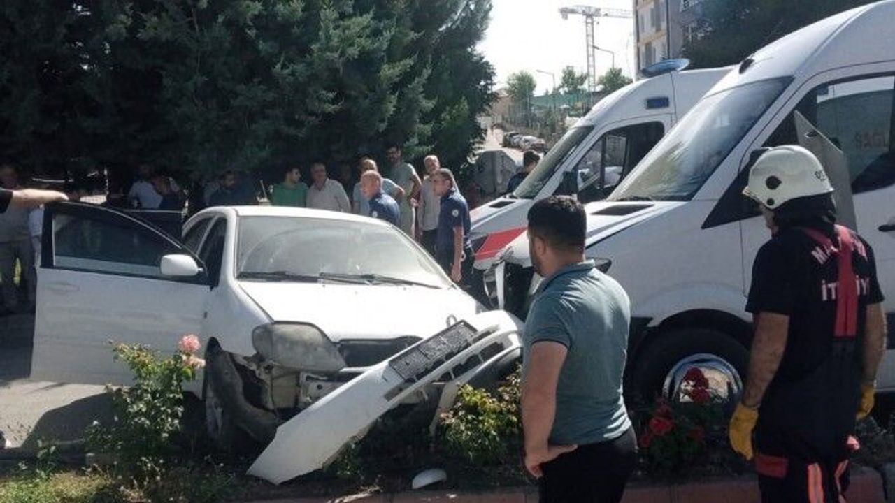 Otomobil ile Servis Aracı Çarpıştı: 5 yaralı