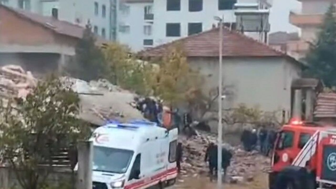 Malatya'da enkaz altında kalan operatör kurtarıldı