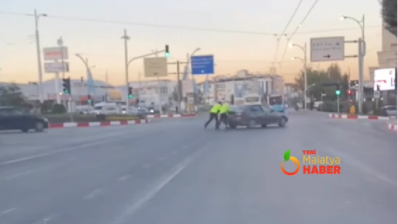 Yolda Kalan Sürücüye Trafik Polisleri Yardım Etti