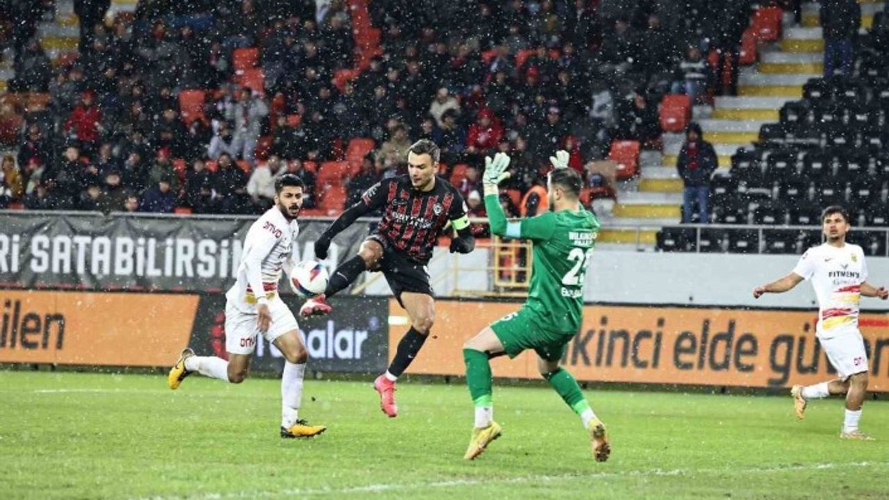 YMS'nin File Bekçisi Enes Salik, En Çok Kurtarış Yapan Kaleci
