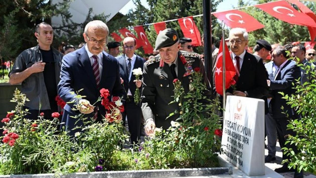 Vali Yavuz, Arefe Günü Şehitliğimizi Ziyaret Ederek Şehit Aileleriyle Bir Araya Geldi