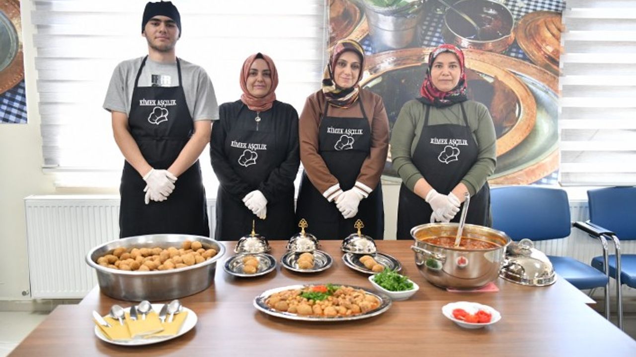 Maharetli Eller, En Güzel Analı-Kızlı Yemeğini Yapmak İçin Yarıştı 