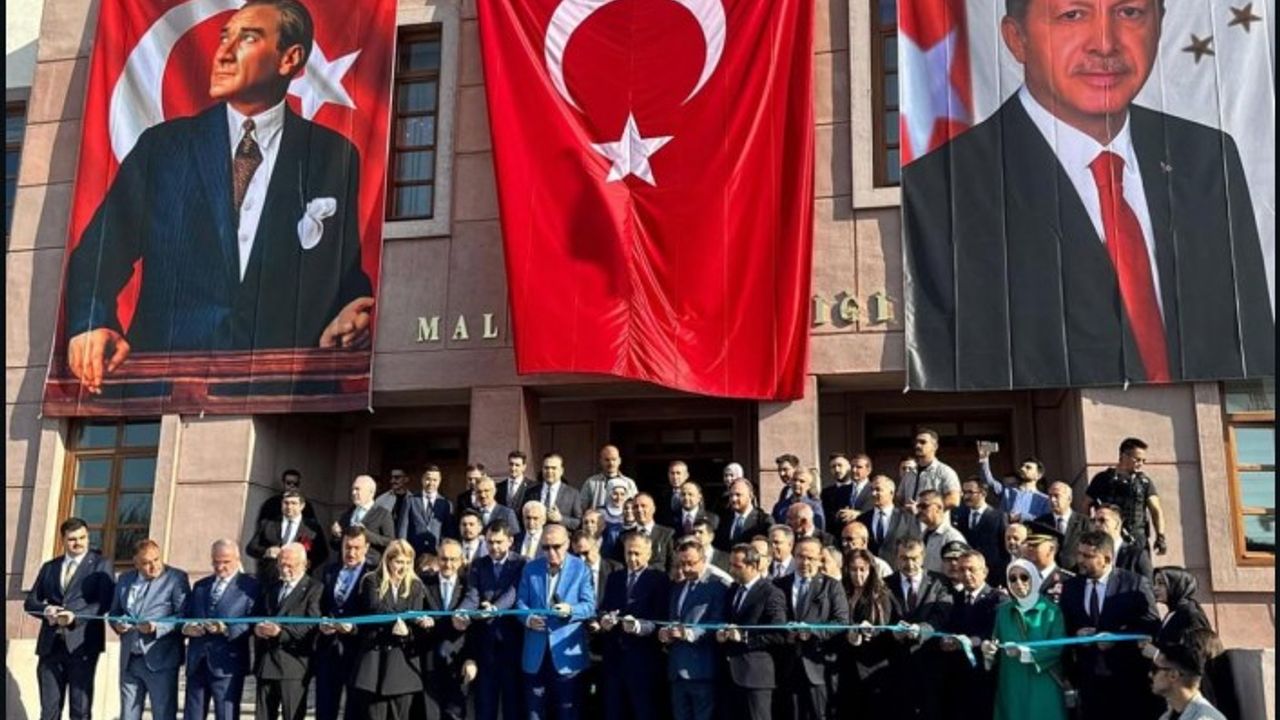 Cumhurbaşkanı Erdoğan Malatya'da Depremzedelere Anahtarlarını Teslim Etti