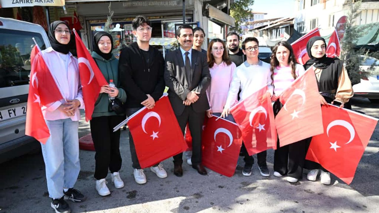 Battalgazi Belediyesi Vatandaşlara Türk Bayrağı Dağıttı