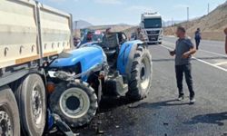 Tır'a Çarpan Traktör Sürücüsü Yaralandı