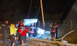 Trambüs Direğine Çarpan Otomobil Parçalandı: 2 Yaralı