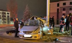 Otomobil Trambüs Direğine Çarptı! 1 Kişi Hayatını Kaybetti