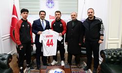 Battalgazi Belediyespor’un Milli Futsalcılarından Başkan Taşkın’a Ziyaret