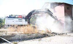 Yeşilyurt’ta Metruk Yapı Yıkıldı