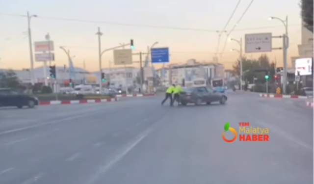 Yolda Kalan Sürücüye Trafik Polisleri Yardım Etti