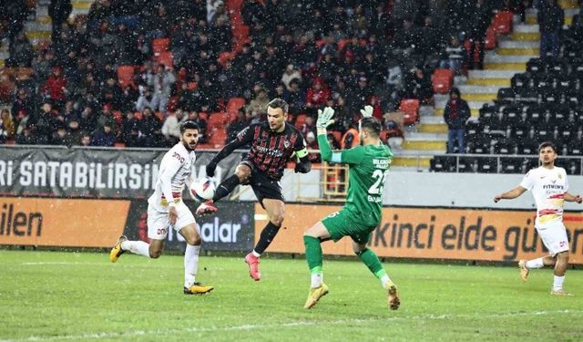 YMS'nin File Bekçisi Enes Salik, En Çok Kurtarış Yapan Kaleci