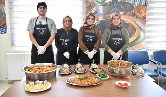 Maharetli Eller, En Güzel Analı-Kızlı Yemeğini Yapmak İçin Yarıştı 