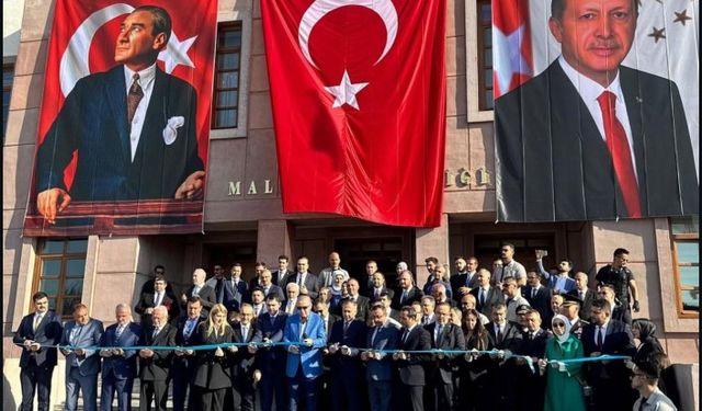 Cumhurbaşkanı Erdoğan Malatya'da Depremzedelere Anahtarlarını Teslim Etti